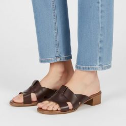 Klapki damskie Armodo, cholewka skóra naturalna fason wsuwany szerokie paski z przodu otwarty nosek niski stabilny obcas klasyczna podeszwa, brązowe,. Brązowe klapki Armodo, bez wzorów, ze skóry, z otwartym noskiem, bez obcasa, na obcasie. Za 279.00 zł.