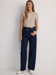 Jeansy wide leg z asymetrycznym zapięciem - granatowy. Niebieskie jeansy Reserved, bez wzorów, z podwyższonym stanem. W wyprzedaży za 89.99 zł.