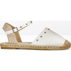Espadryle z ćwiekami bonprix srebrny. Szare espadryle bonprix, bez wzorów, bez obcasa, bez zapięcia. Za 24.99 zł.