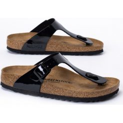 Japonki damskie czarne Birkenstock Gizeh BF Lakierowany. Czarne klapki Birkenstock, bez wzorów, z lakierowanej skóry, z otwartym noskiem, bez obcasa. Za 399.99 zł.