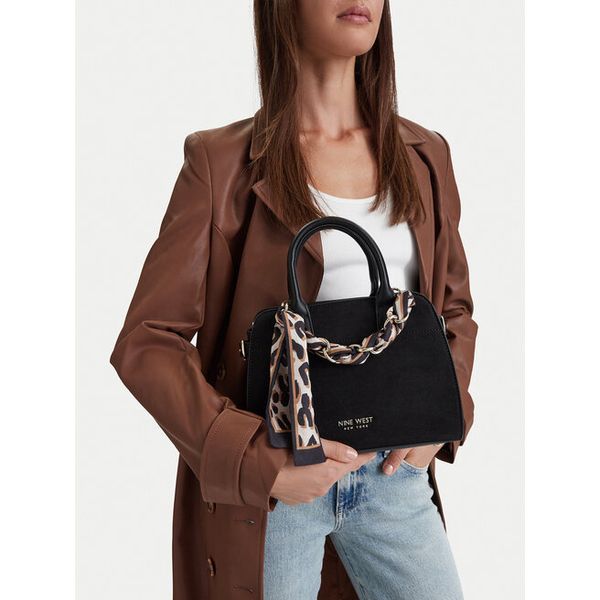 Torebka Nine West. Czarne torebki klasyczne Nine West, bez wzorów, bez dodatków. Za 249.99 zł.
