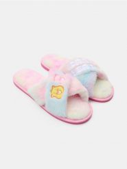 Pluszowe kapcie Care Bears - wielobarwny. Obuwie domowe Sinsay, bez wzorów, bez zapięcia. Za 29.99 zł.