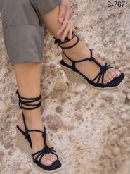 Bellucci Sandały w kolorze czarnym na koturnie rozmiar: 41. Czarne sandały Bellucci, bez wzorów, z otwartym noskiem, bez obcasa, na koturnie, bez zapięcia. Za 73.99 zł.