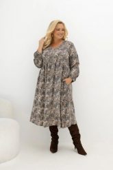 Wzorzysta sukienka midi Everyday Beauty z dekoltem V i kieszeniami w odcieniach szarości, beżu i brązu Plus Size Oversize. Szare sukienki Moda Size Plus Iwanek, do pracy, na jesień, l, bez wzorów, z materiału, biznesowe, bez kołnierzyka, plus size, bez ramiączek, maxi, oversize. Za 289.90 zł.