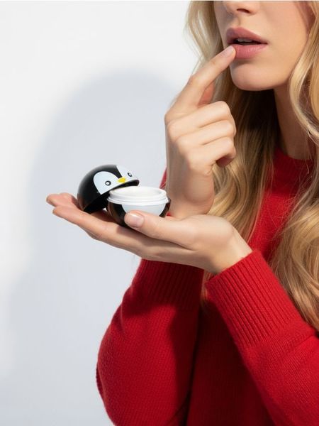 Balsam do ust z nadrukiem pingwina - wielobarwny. Balsamy do ust Sinsay. Za 7.99 zł.