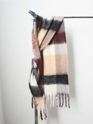 Szalik w kratę z frędzlami - wielobarwny. Szaliki Sinsay, bez wzorów. W wyprzedaży za 15.99 zł.