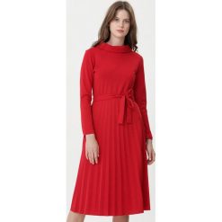 Czerwona Sukienka Riona. Czerwone sukienki Born2be, na co dzień, l, bez wzorów, z materiału, eleganckie, bez kołnierzyka, bez ramiączek, midi, plisowane. Za 89.99 zł.