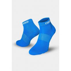Bezszwowe skarpety oddychające Nessi Sportswear. Niebieskie skarpety NESSI SPORTSWEAR, bez wzorów. W wyprzedaży za 35.90 zł.