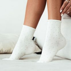 Skarpetki damskie bezuciskowe KROPECZKI ecru 906. Skarpety Milena, bez wzorów, z bawełny. Za 15.90 zł.