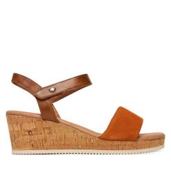 Sandały Marco Tozzi. Brązowe sandały Marco Tozzi, bez wzorów, bez obcasa, na koturnie, bez zapięcia. Za 219.99 zł.