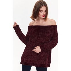 SWETER Z SZENILI, W MODNYM FASONIE Z ODSŁONIĘTYMI RAMIONAMI. Czerwone swetry TOP SECRET, na jesień, l, bez wzorów, z tkaniny, bez ramiączek. W wyprzedaży za 39.99 zł.