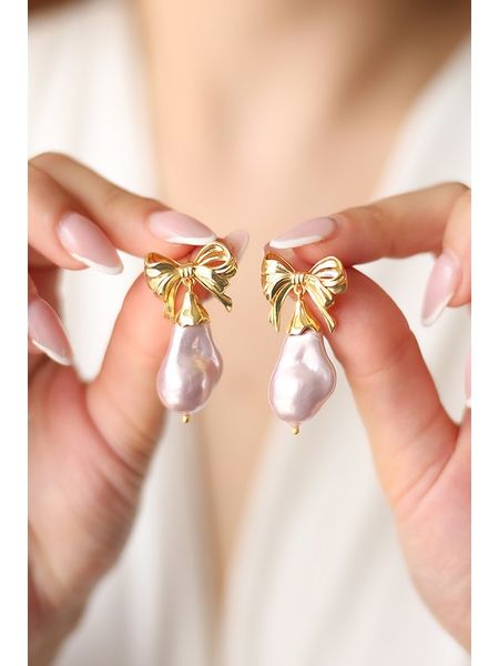 Pierres delicates Pozłacane kolczyki-wkrętki z perłami rozmiar: onesize. Niebieskie kolczyki Pierres delicates, z perłą, pozłacane. Za 74.63 zł.