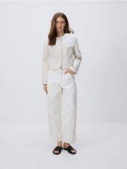 Marynarka z koronkowym kołnierzykiem - beżowy. Brązowe marynarki i żakiety Reserved, l, bez wzorów, z koronki, klasyczne. Za 239.99 zł.