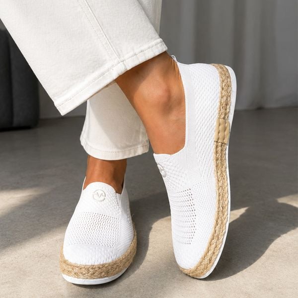 Białe espadryle damskie Vinceza 13659. Białe espadryle VINCEZA, bez wzorów, z bawełny, bez obcasa, bez zapięcia. W wyprzedaży za 116.10 zł.