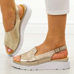 Złote skórzane Polskie sandały damskie na koturnie Deoni D009. Żółte sandały Deoni, bez wzorów, ze skóry, eleganckie, bez obcasa, na koturnie, bez zapięcia. Za 399.00 zł.