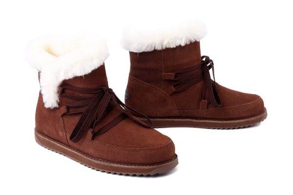 EMU AUSTRALIA W13215 Thorsby oak, botki damskie. Brązowe botki EMU Australia, bez wzorów, z wełny, bez obcasa, bez zapięcia. Za 789.90 zł.