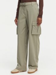 Guess Spodnie materiałowe W6GB01 W1416 Khaki Regular Fit. Brązowe spodnie materiałowe Guess, l, z aplikacjami, z materiału. Za 654.99 zł.