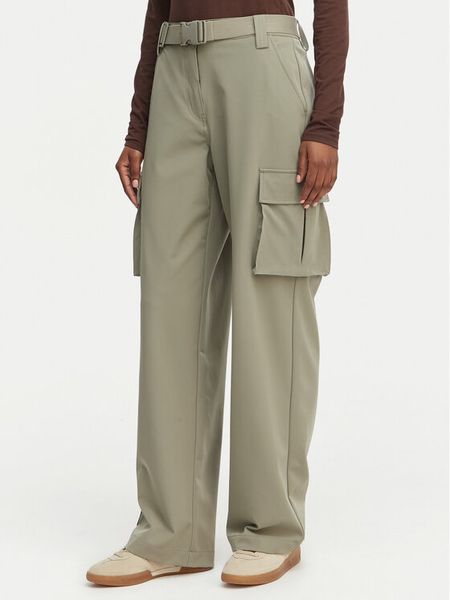 Guess Spodnie materiałowe W6GB01 W1416 Khaki Regular Fit. Brązowe spodnie materiałowe Guess, s, z aplikacjami, z materiału. Za 388.99 zł.