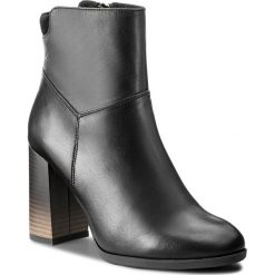 Botki KARINO - 2230/076-F Czarny. Czarne botki Karino, bez wzorów, ze skóry, bez obcasa, na obcasie, bez zapięcia. W wyprzedaży za 259.00 zł.