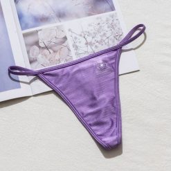 Stringi z wysokim wycięciem idealne pod obcisłe ubrania Domiziana. Zielone stringi Intica, bez wzorów, z materiału. Za 69.00 zł.