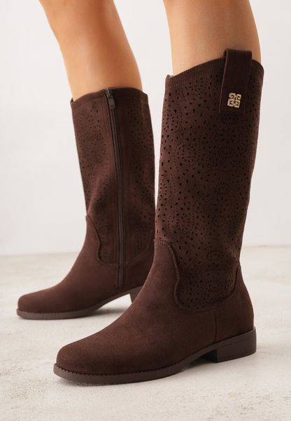 Brązowe Botki Ażurowe Ozdobione Metaliczną Aplikacją Iomosa. Brązowe botki Born2be, z aplikacjami, prążkowane, bez obcasa, na płaskiej podeszwie, bez zapięcia. Za 139.99 zł.