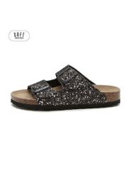 Teegu Klapki w kolorze czarnym rozmiar: 38. Czarne klapki teegu, bez wzorów, z otwartym noskiem, bez obcasa. Za 121.99 zł.