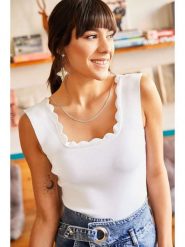 Olalook Bluzka w kolorze białym rozmiar: S/M. Białe bluzki Olalook, m, bez wzorów, bez kołnierzyka, bez ramiączek. Za 52.99 zł.