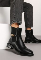 Czarne Botki w Stylu Sztybletów Zdobione Paskiem z Metalową Aplikacją Riavessa. Czarne botki Renee, z aplikacjami, bez obcasa, na obcasie, bez zapięcia. Za 129.99 zł.