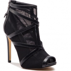Botki GUESS - Adalind2 FL5AL2 FAB09 BLACK. Czarne botki Guess, z aplikacjami, z materiału, bez obcasa, na obcasie, bez zapięcia. W wyprzedaży za 429.00 zł.