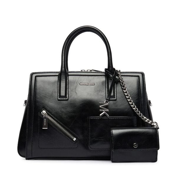 Torebka MICHAEL Michael Kors. Czarne torebki klasyczne MICHAEL Michael Kors, bez wzorów, bez dodatków. Za 1,130.99 zł.
