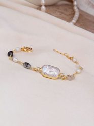 Pierres de Jade Pozłacana bransoletka z elementami ozdobnymi rozmiar: onesize. Białe bransoletki Pierres de Jade, z perłą, pozłacane. Za 79.59 zł.