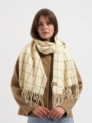 TRAVELIN' Szal w kolorze beżowym rozmiar: onesize. Brązowe szaliki Travelin', bez wzorów, z materiału. Za 152.99 zł.