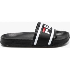 Fila - Klapki. Czarne klapki Fila, bez wzorów, z gumy, bez obcasa, na płaskiej podeszwie. W wyprzedaży za 69.90 zł.