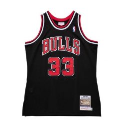 Autentyczna koszulka Chicago Bulls Scottie Pippen Alternate 1997/98. Czarne bluzki Mitchell & Ness, bez wzorów, sportowe, bez kołnierzyka, bez ramiączek. Za 1,289.50 zł.