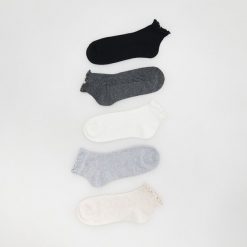Skarpetki z bawełną 5 pack - czarny. Czarne skarpety Reserved, bez wzorów, z bawełny. Za 39.99 zł.