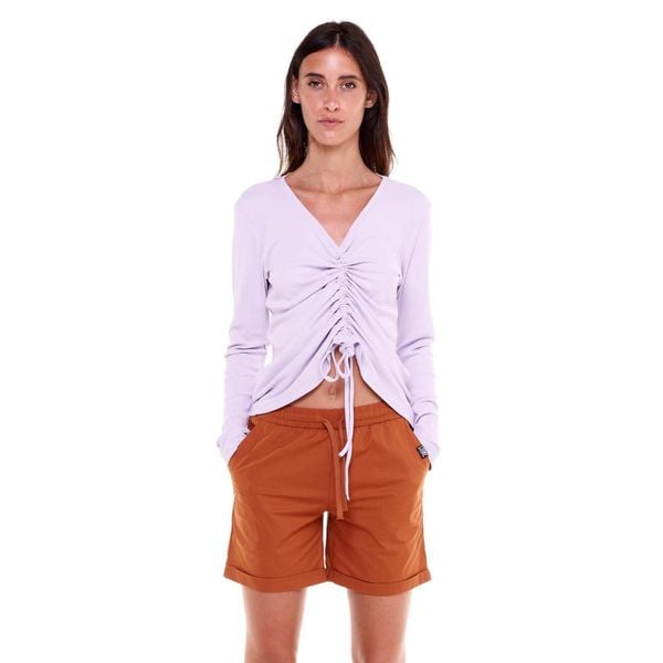 Damski, sznurowany t-shirt w odcieniach ziemi. Czerwone t-shirty LEONE 1947 APPAREL, l, bez wzorów, z tkaniny, bez kołnierzyka, bez ramiączek. W wyprzedaży za 120.40 zł.