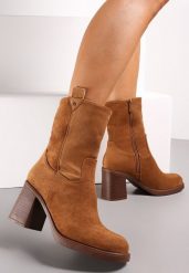 Brązowe Botki z Ekozamszu na Słupku Stylizowanym na Drewnianym Lavissa. Brązowe botki Renee, bez wzorów, bez obcasa, na obcasie, bez zapięcia. Za 149.99 zł.