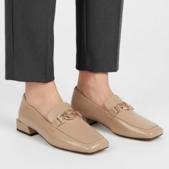 Półbuty damskie S.Barski, cholewka skóra naturalna licowa gładka fason niski kwadratowy nosek ozdobny metalowy element na podbiciu niski stabilny obc. Brązowe czółenka S.BARSKI, bez wzorów, ze skóry, bez obcasa, na obcasie, bez zapięcia. Za 389.00 zł.