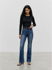 Vero Moda Koszulka w kolorze czarnym rozmiar: M. Czarne bluzki Vero Moda, m, bez wzorów, bez kołnierzyka, bez ramiączek. Za 73.95 zł.