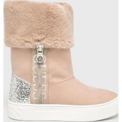 Guess Jeans - Śniegowce. Brązowe botki Guess Jeans, z aplikacjami, z gumy, bez obcasa, na obcasie, bez zapięcia. W wyprzedaży za 429.90 zł.