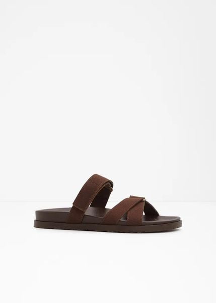 Klapki. Brązowe klapki bonprix, bez wzorów, bez obcasa. Za 112.99 zł.