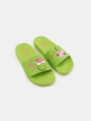 Klapki Grinch - zielony. Zielone klapki Sinsay, bez wzorów, bez obcasa. Za 39.99 zł.