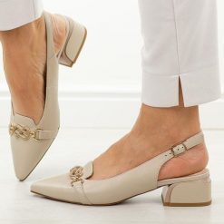 Beżowe skórzane sandały damskie DiA 3015. Brązowe sandały DiA, bez wzorów, ze skóry, eleganckie, bez obcasa, na obcasie, bez zapięcia. W wyprzedaży za 324.72 zł.