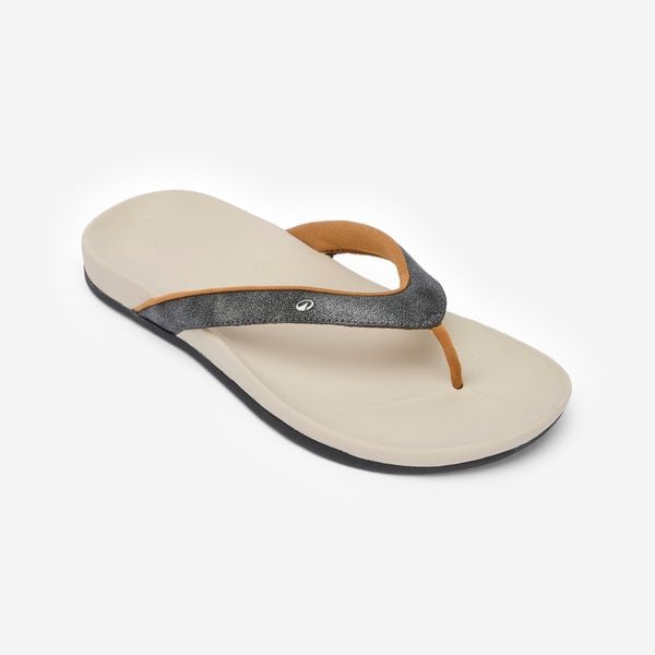 Japonki damskie Decathlon 950. Brązowe klapki DECATHLON, bez wzorów, z okrągłym noskiem, bez obcasa. Za 129.99 zł.