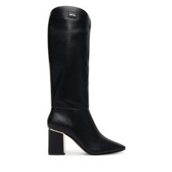 Kozaki DKNY. Czarne kozaki DKNY, bez obcasa, na słupku, bez zapięcia. Za 879.99 zł.