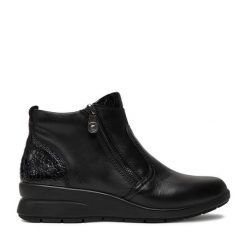 Botki Rieker. Czarne botki Rieker, bez wzorów, bez obcasa, na koturnie, bez zapięcia. Za 389.99 zł.