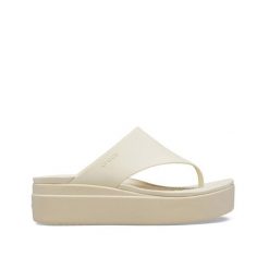 Japonki Dla Dorosłych Crocs Brooklyn Flip. Brązowe klapki Crocs, bez wzorów, z materiału, bez obcasa. Za 181.99 zł.