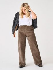 ONLY Carmakoma Spodnie sztruksowe w kolorze jasnobrązowym rozmiar: 48/L32. Brązowe spodnie materiałowe Only Carmakoma, na co dzień, l, bez wzorów, z materiału. Za 113.63 zł.