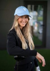 Czapka golfowa Merion – Regulowana, oddychająca, lekka, ochrona UV. Czerwone czapki FLAIRWAY GOLF, bez wzorów, z bawełny. Za 106.00 zł.