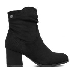 Botki JENNY. Czarne botki Jenny, bez wzorów, bez obcasa, na słupku, bez zapięcia. Za 159.99 zł.
